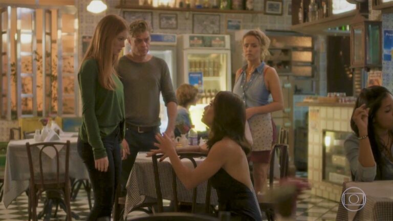 Totalmente Demais: Carolina se humilha aos pés de Eliza e pede perdão