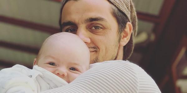 Felipe Simas descobre problema no filho e inicia tratamento