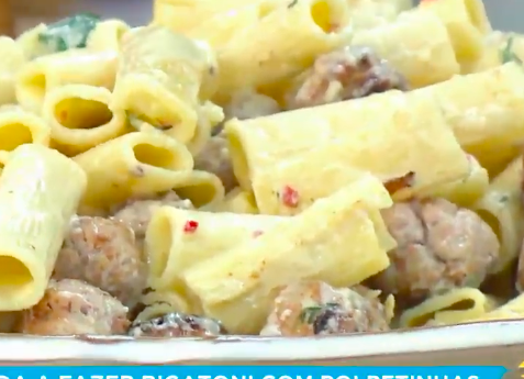 Rigatoni com Polpetinhas ao Molho de Ervas