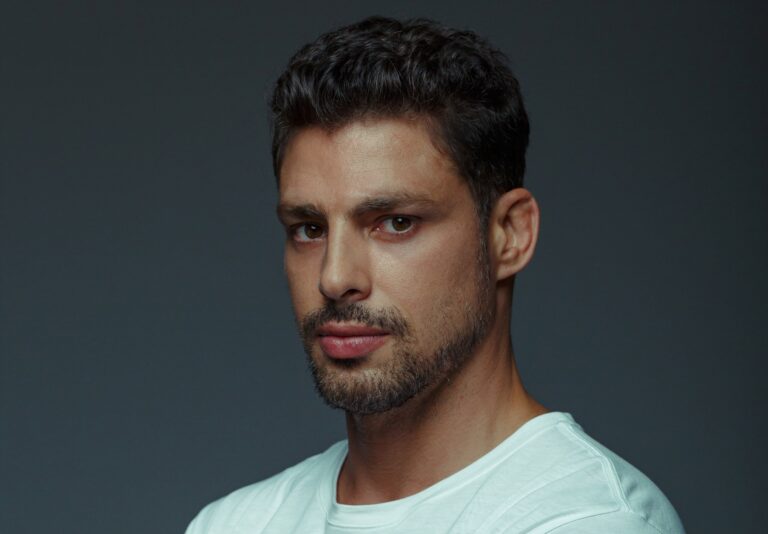 Cauã Reymond revela que não tinha onde morar antes da fama