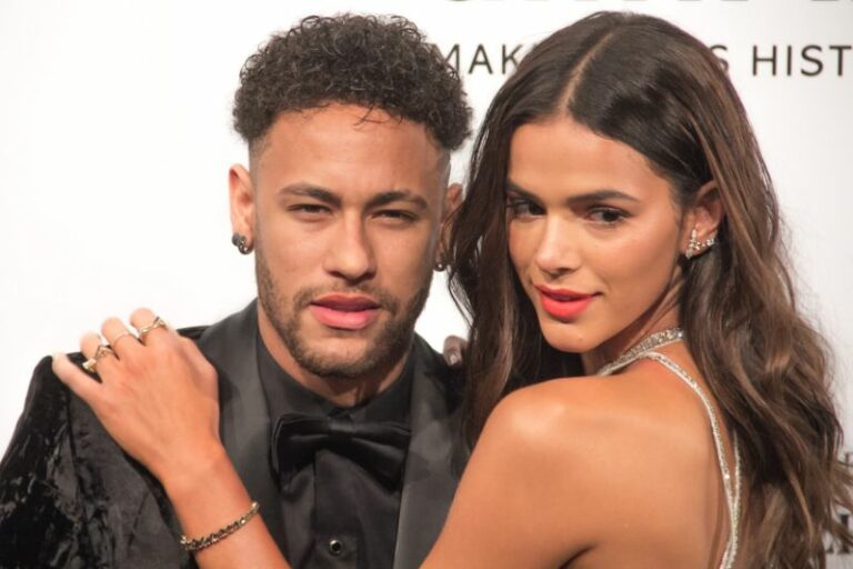 Bruna Marquezine diz que não se arrepende em ter namorado Neymar