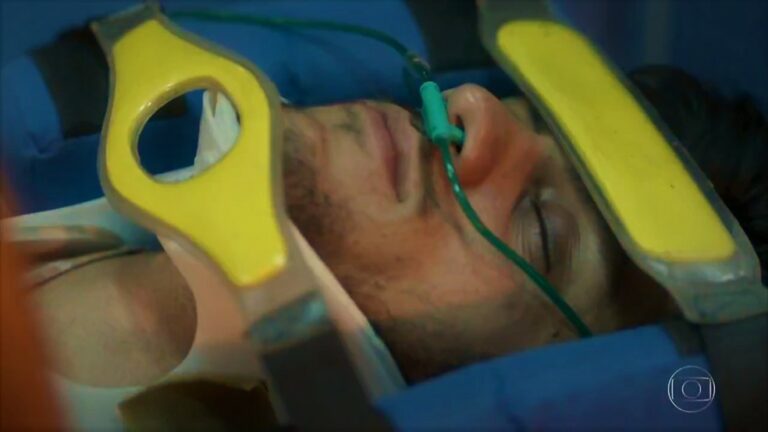 Totalmente Demais: Jonatas leva facada ao defender Eliza e fica entre a vida e a morte