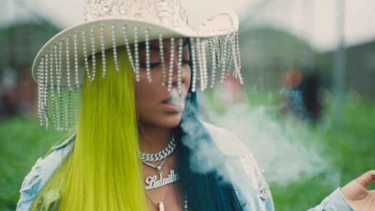 Ludmilla rebate vereadora que a chamou de maconheira: “Dá processo”