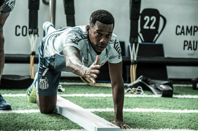 Robinho rescinde contrato com o Santos após pressão de patrocinadores