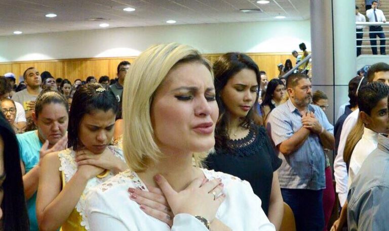 Andressa Urach detona a igreja Universal: “Levaram minha alma ao inferno”