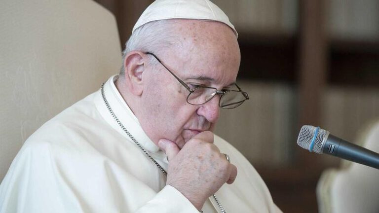 Conta do papa Francisco no Instagram curte foto sensual de modelo pela segunda vez