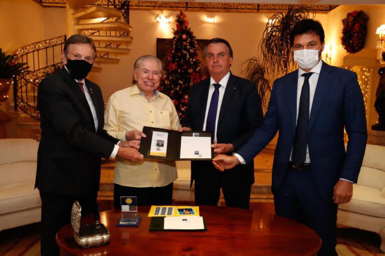 Silvio Santos recebe visita de Bolsonaro em meio à pandemia e ganha homenagem