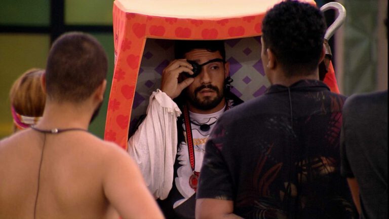 BBB21: Arcrebiano atente Big Fone duas vezes seguidas e define primeiro emparedado