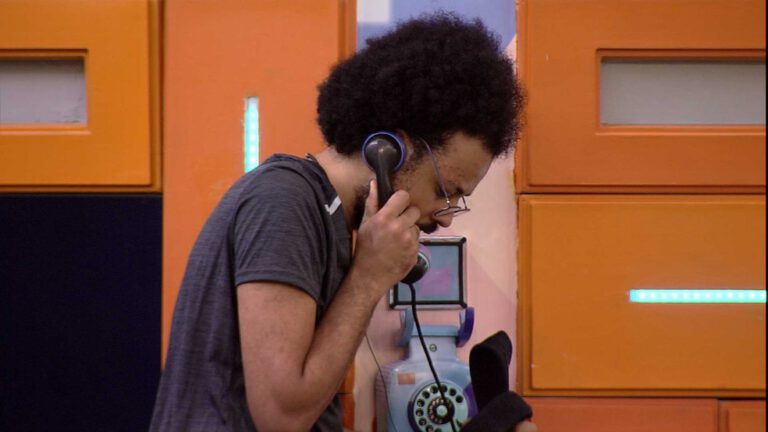 BBB21: João Luiz atende Big Fone e indica três ao Paredão; saiba quem