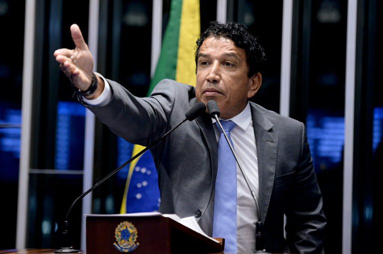 Ex-Senador Magno Malta se confunde e posta nude em rede social; confira