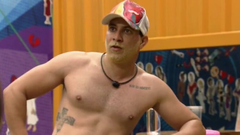 BBB21: Caio se descuida, deixa toalha cair e fica com bumbum à mostra