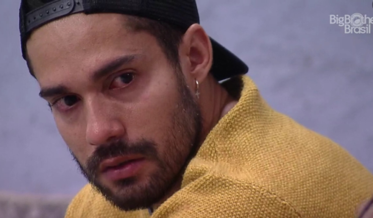 BBB21: Arcrebiano não aguenta pressão e chora em conversa com Karol Conká: “Estou maluco”