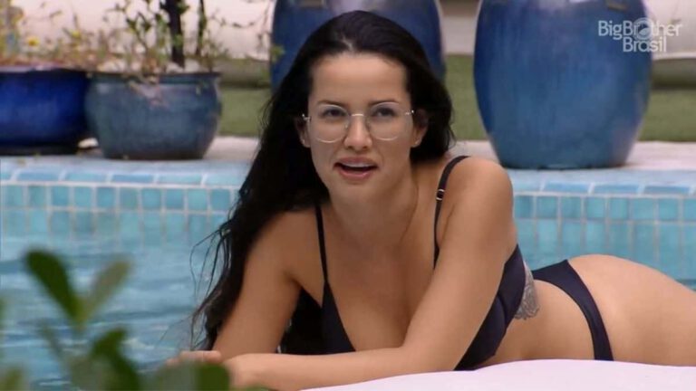 BBB21: Juliette se descuida e deixa seios à mostra