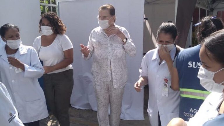 Silvio Santos é vacinado contra a Covid-19 e filhas comemoram