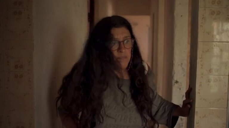 Amor de Mãe: Lurdes acaba dopada por Thelma após fuga fracassada