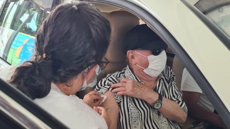 Raul Gil toma a primeira dose da vacina contra a Covid-19