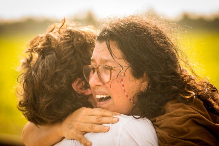 Amor de Mãe: Lurdes consegue escapar e encontra com Domênico; veja os detalhes