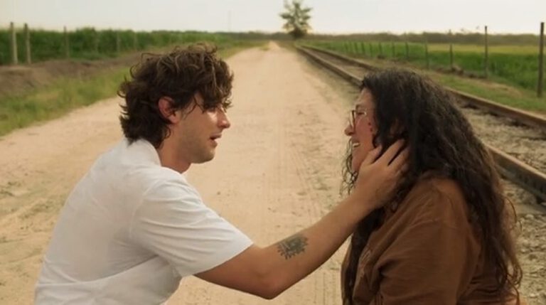 Amor de Mãe: Lurdes cai nos braços de Danilo e revela que ele é Domênico