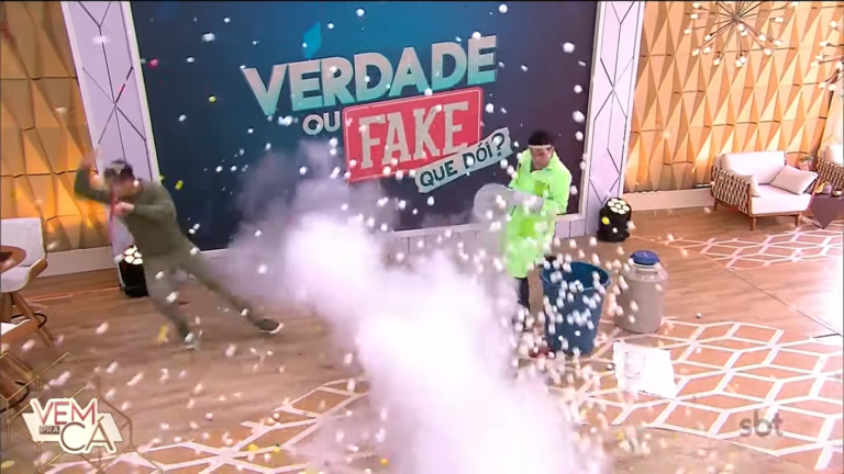 Gabriel Cartolano é atingido por explosão e cai no palco do Vem Pra Cá