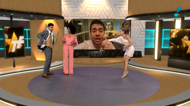 Júlio Rocha tira a roupa ao vivo no TV Fama; confira a cena
