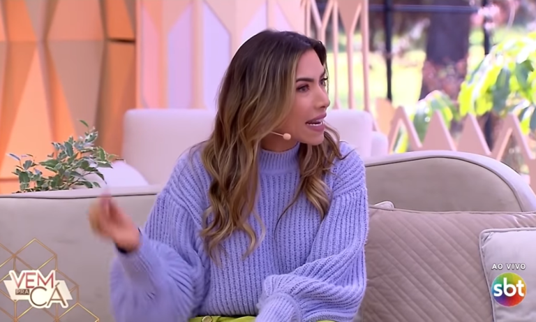 Patricia Abravanel se irrita com produção do “Vem Pra Cá” e faz alerta: “Tá me atrapalhando”