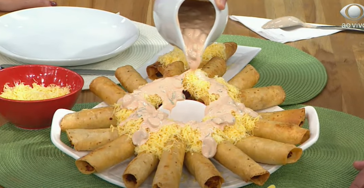 Panqueca Frita com Molho de Estrogonofe