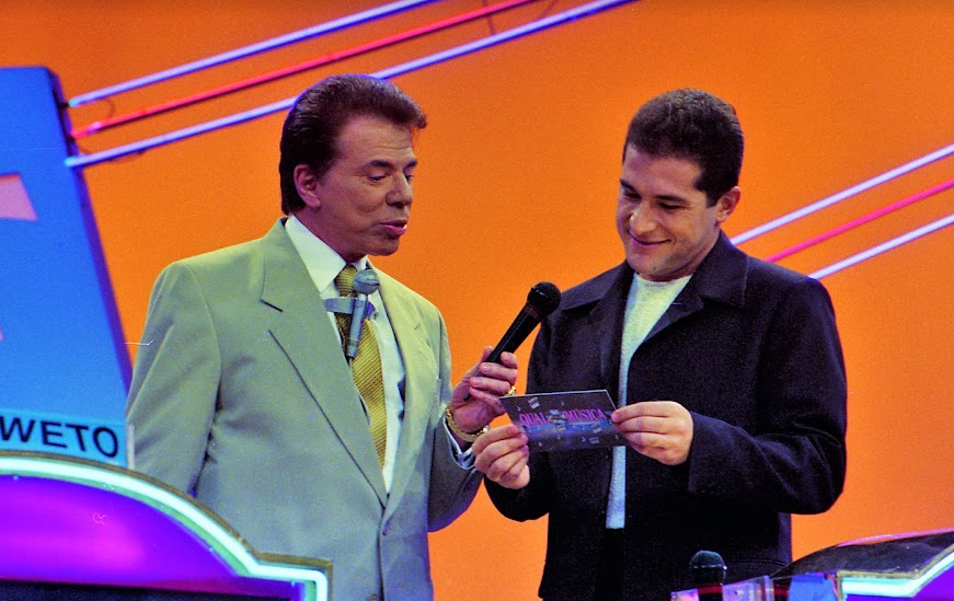 Programa Silvio Santos 25/07/2021 – Qual é a Música, Câmeras Escondidas e mais