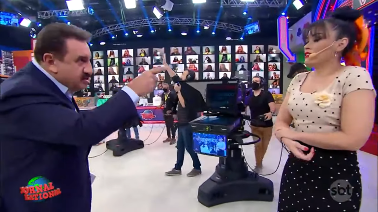 Ratinho interrompe programa e ameaça Milene Pavorô no SBT: “Estou olhando aqui”