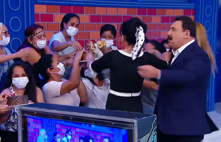 Ratinho agarra braço e dá puxão em Milene Pavorô no SBT