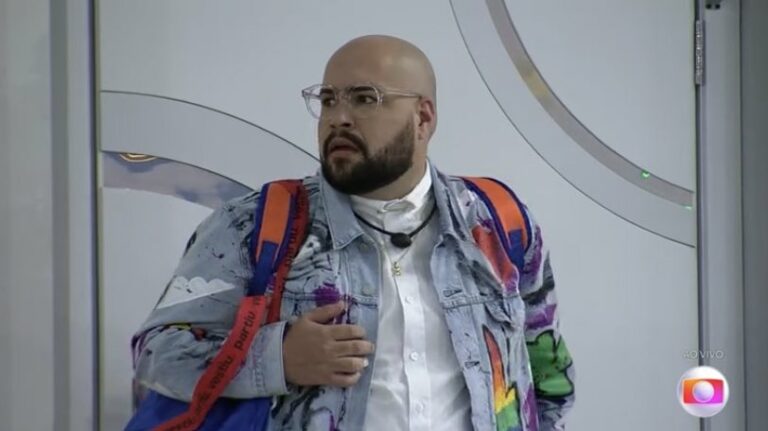 BBB22: Tiago Abravanel é flagrado dormindo de forma inusitada