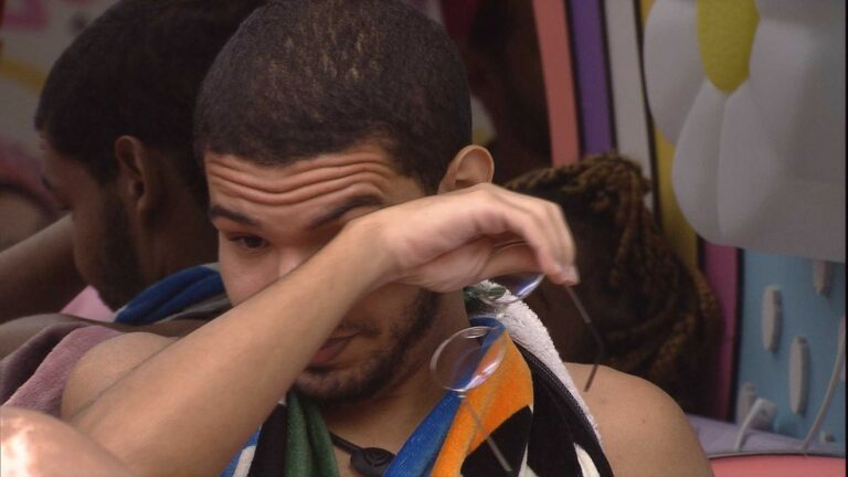 BBB22: Vinicius cai no choro após receber elogios de Rodrigo: “Cara fantástico”