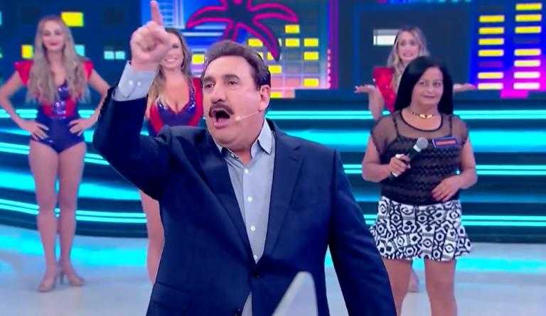 Ratinho interrompe programa, detona banda e atira sapato: “Tá tudo errado”