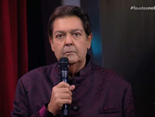 Faustão fala o que não deve e leva patada ao vivo