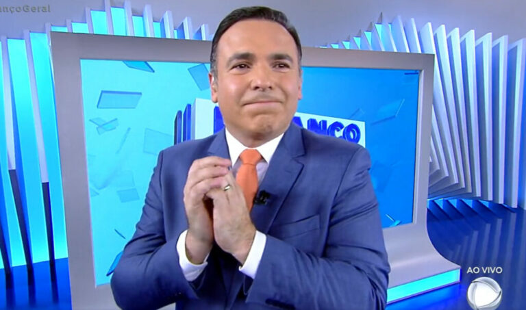 Reinaldo Gottino chora ao vivo em retorno à Record e relata medo: “Pensei no pior”