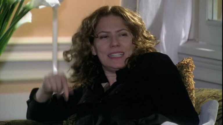 A Favorita: Flora cai para trás ao dar de cara com fantasma de inimigo