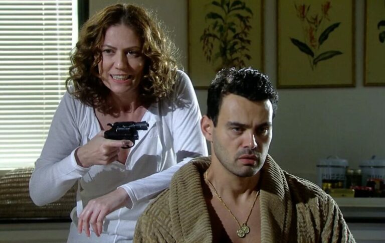 A Favorita: Flora perde a cabeça e mete bala em Zé Bob