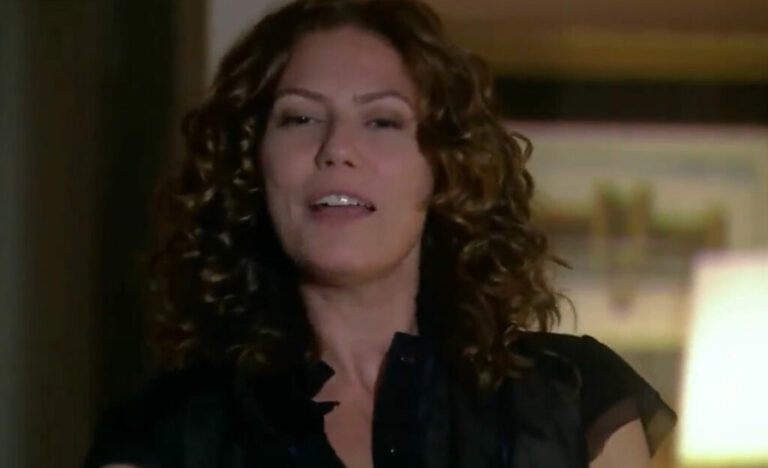 A Favorita: Flora descobre podre de Irene e prepara chantagem: “Velha safada”