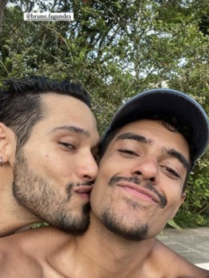 Bruno Fagundes e namorado
