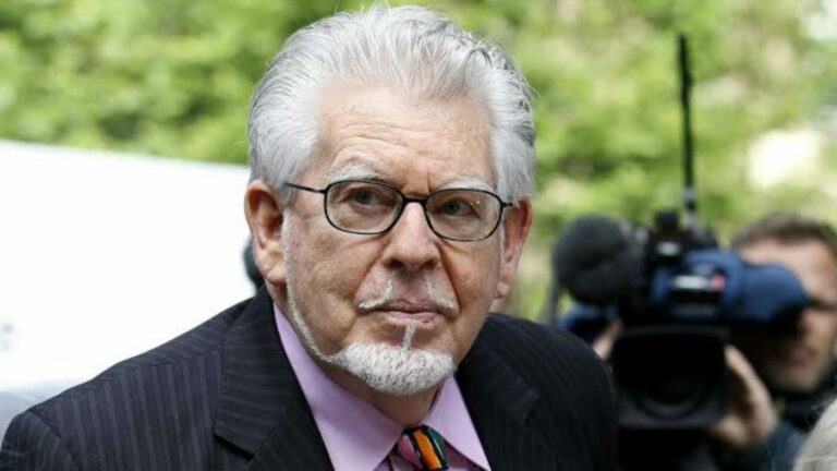 Apresentador de TV que morreu foi condenado por pedofilia