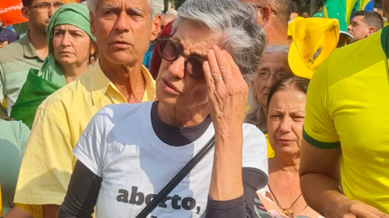 Após fim de “Travessia”, Cassia Kis é flagrada participando de manifestação contra aborto