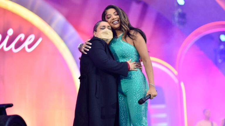 Preta Gil faz aparição em show da Ludmilla e chora no palco