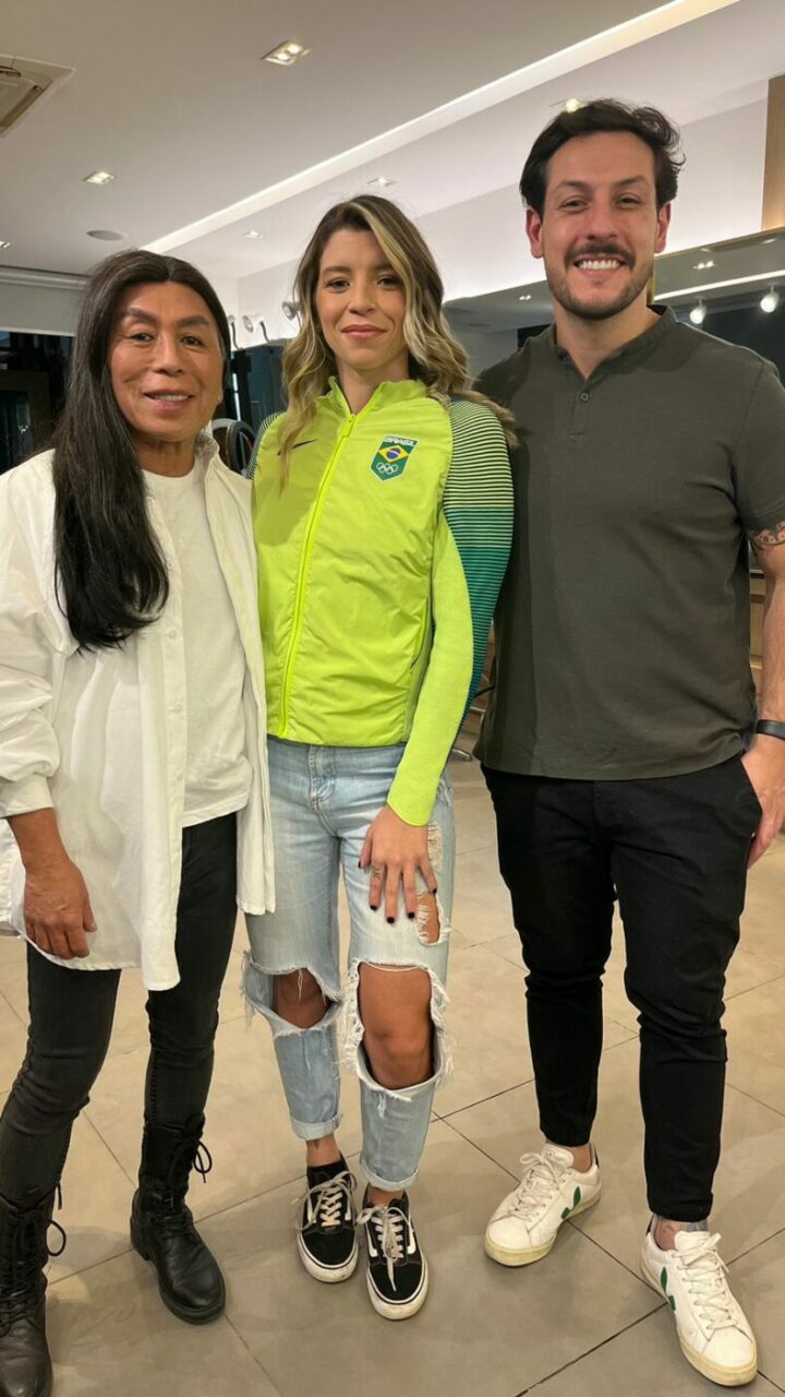 Iza Chiappini passa por transformação no visual com Celso Kamura