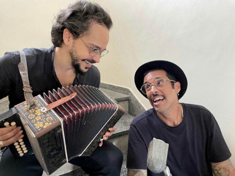 Tiné e Thiago Rad lançam a inédita ‘Rádio da Minha Cabeça’