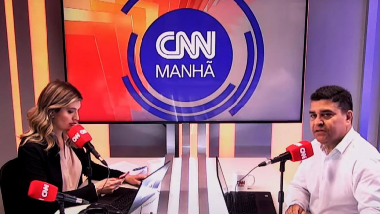 Placa desaba e âncoras da CNN Brasil são atingidos ao vivo