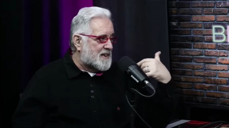 Leão Lobo revela atitude bizarra de colega de Show de Calouros: “Tirava o pau pra fora”