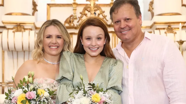Larissa Manoela curte posts que detonam seus pais
