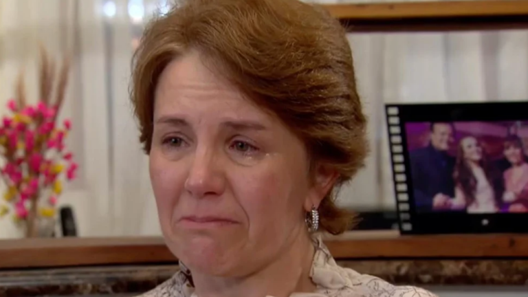Aos prantos, mãe de Larissa Manoela chora e passa mal durante entrevista