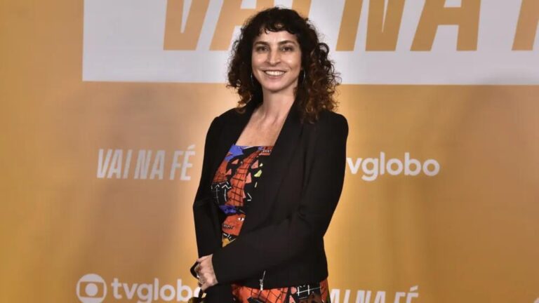 Autora de Vai na Fé evita culpa por censura a beijo lésbico: ‘Não tenho controle’