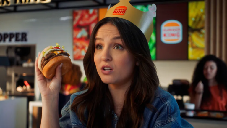Larissa Manoela ironiza briga familiar em campanha publicitária: “O dinheiro é meu”