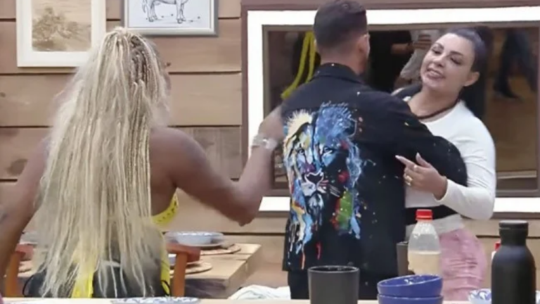 A Fazenda 15: Jenny Miranda parte para cima de Cariúcha e leva fora: “Nem sua filha te quer”